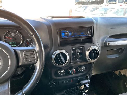 Used 2018 Jeep Wrangler Unlimited Sahara AWD/4WD image 15