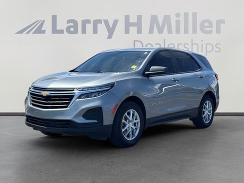 Used 2023 Chevrolet Equinox LS w/ LS Convenience Package FWD image 2