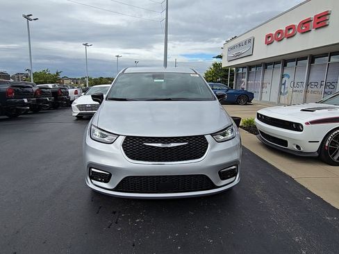 New 2026 Chrysler Pacifica Select image 2