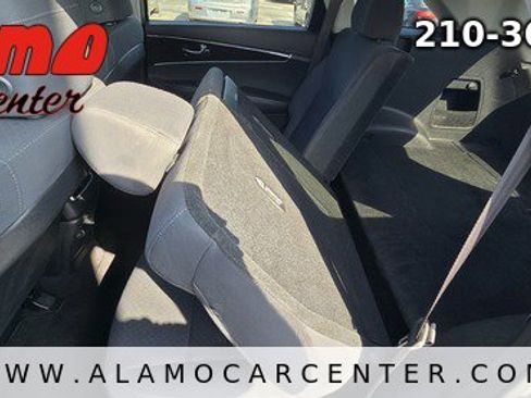 Used 2017 Kia Sorento L image 32