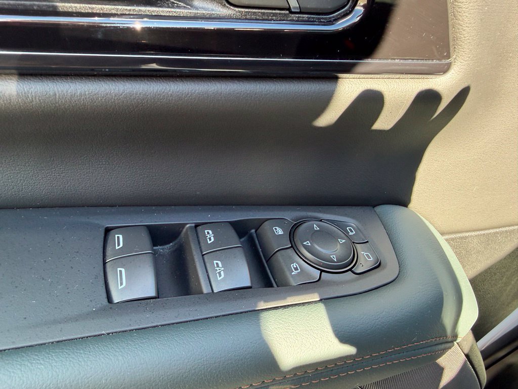 Used 2025 GMC Yukon AT4 w/ AT4 Premium Package AWD/4WD image 19