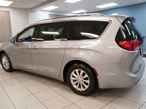 Used 2018 Chrysler Pacifica Touring-L image 7