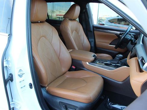 Used 2020 Toyota Highlander Platinum image 11
