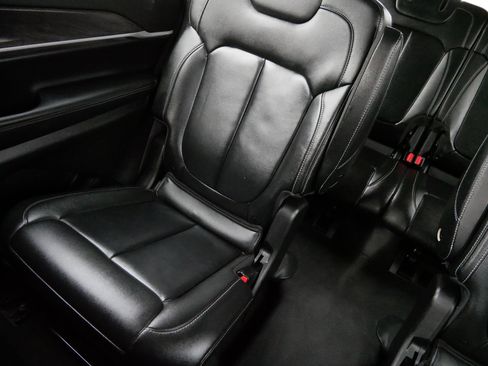 Used 2023 Jeep Grand Cherokee L Limited w/ Black Appearance Package image 12