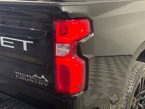 Used 2022 Chevrolet Silverado 1500 High Country w/ Technology Package image 34