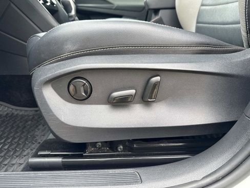 Certified 2022 Volkswagen Taos SEL w/ Panoramic Sunroof Package image 19