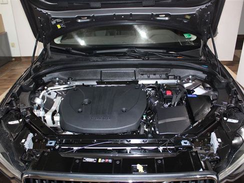 Used 2022 Volvo XC60 B5 Momentum w/ Protection Package Premier FWD image 15
