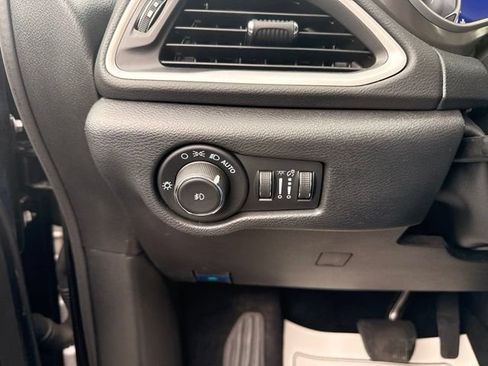 Used 2025 Chrysler Pacifica Select FWD image 18