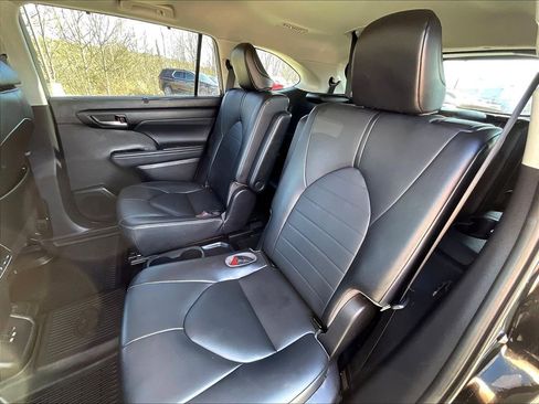 Used 2021 Toyota Highlander XLE AWD/4WD image 14