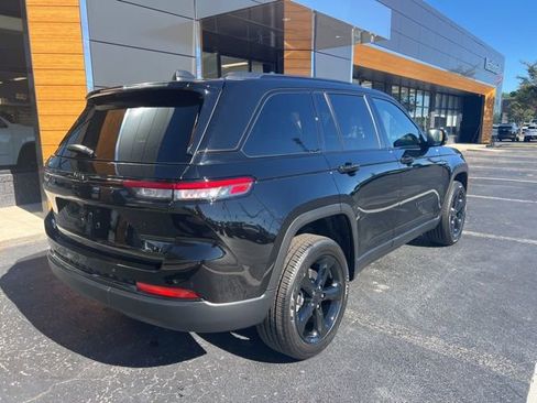 New 2025 Jeep Grand Cherokee Altitude image 24