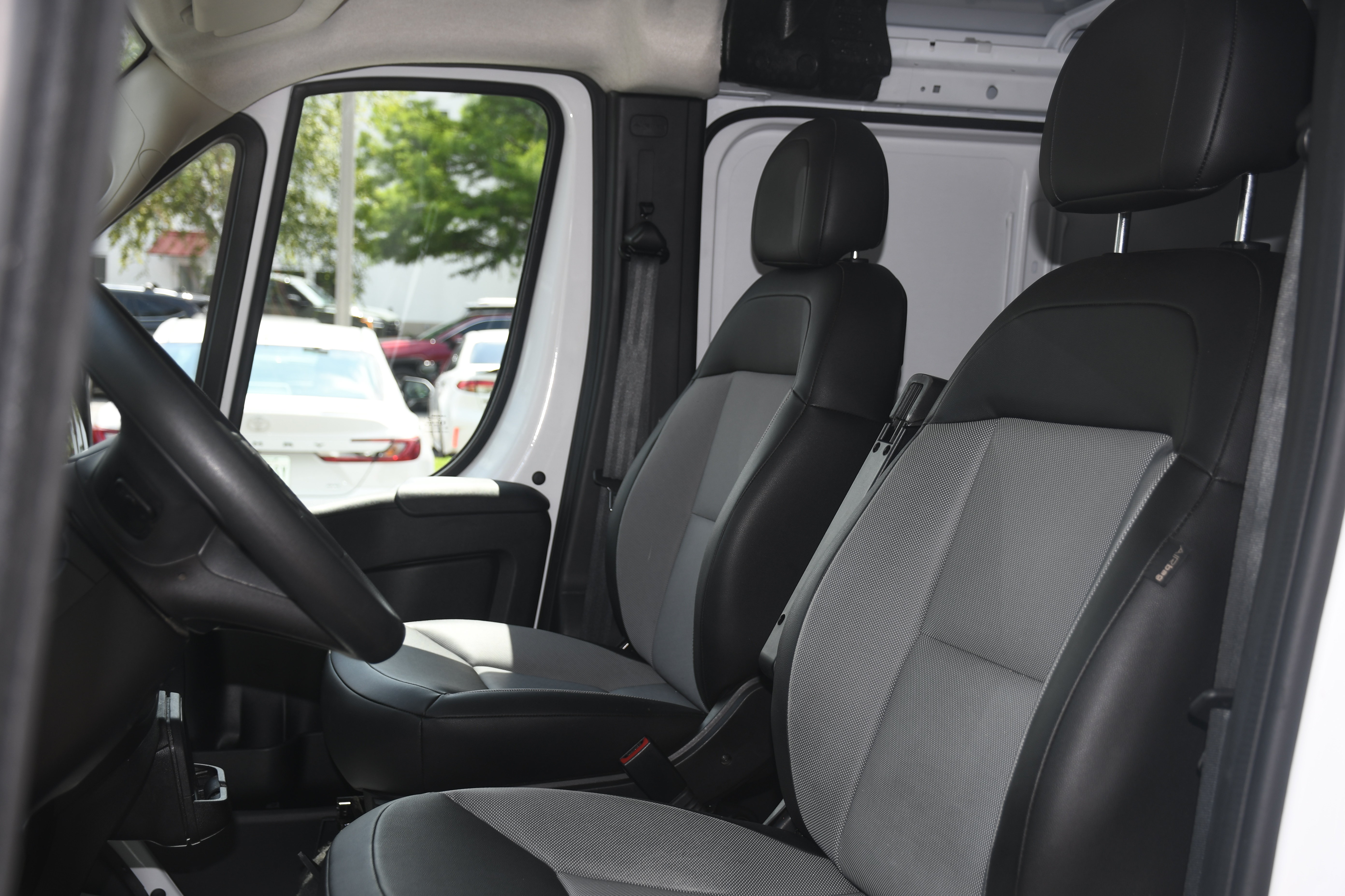 Used 2025 RAM ProMaster 2500 w/ Convenience Group FWD image 10