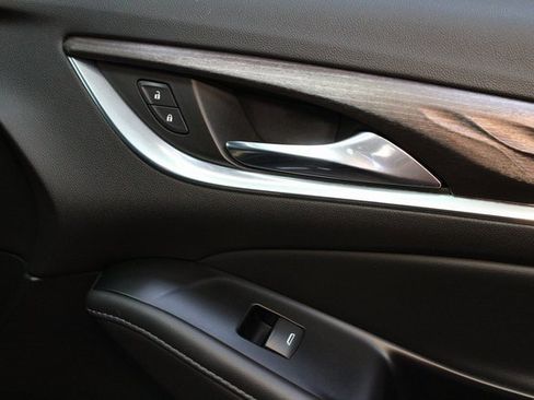 Used 2023 Buick Enclave Avenir image 9