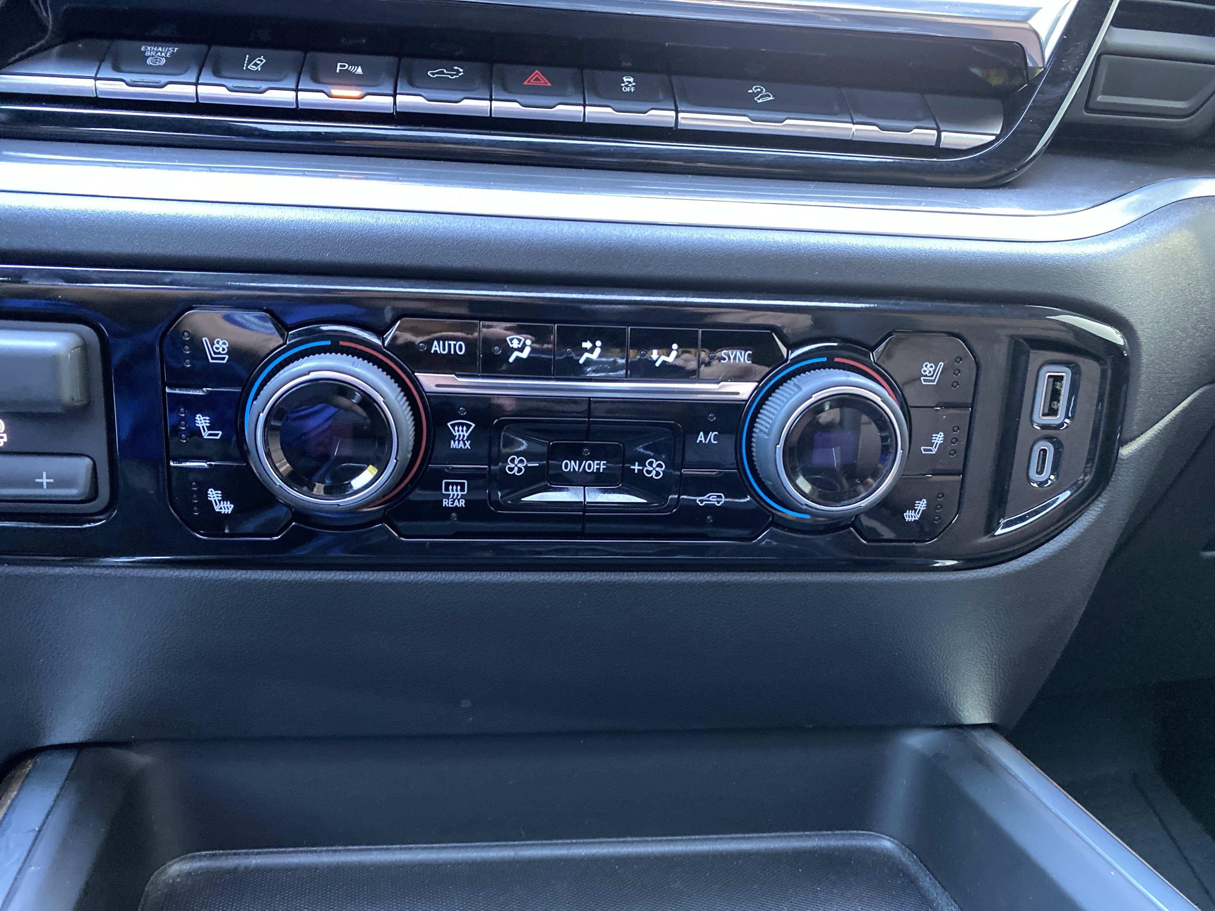 Used 2026 Chevrolet Silverado 2500 High Country w/ High Country Premium Package AWD/4WD image 31