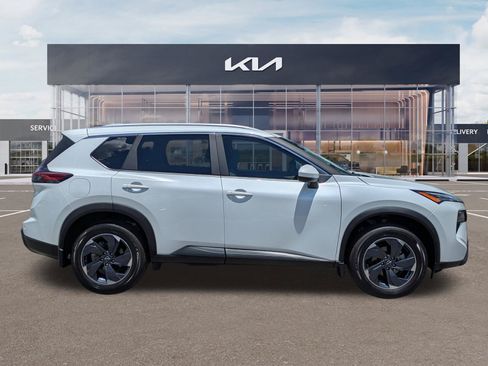 Used 2025 Nissan Rogue SV w/ SV Premium Package FWD image 3