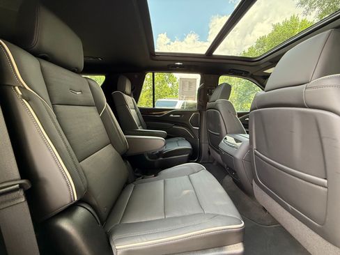 Used 2024 Cadillac Escalade Premium Luxury AWD/4WD image 35