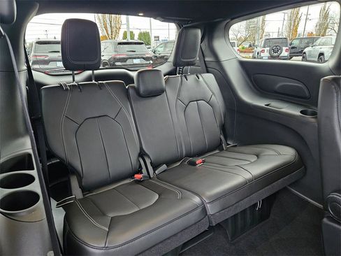 New 2026 Chrysler Pacifica Select image 32