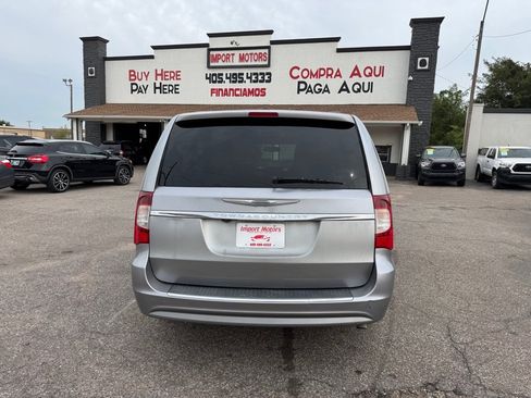 Used 2014 Chrysler Town & Country Touring image 19
