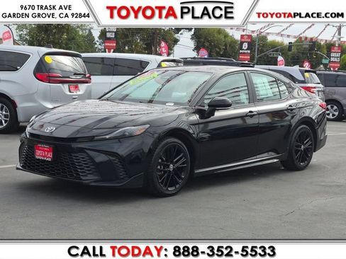 Used 2025 Toyota Camry SE FWD image 1