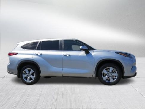 Used 2023 Toyota Highlander LE image 2