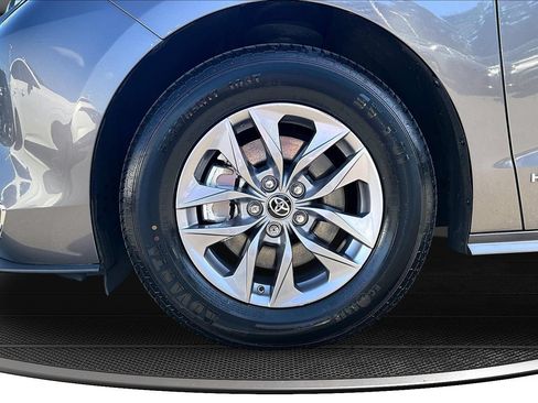 Used 2021 Toyota Sienna XLE FWD image 34