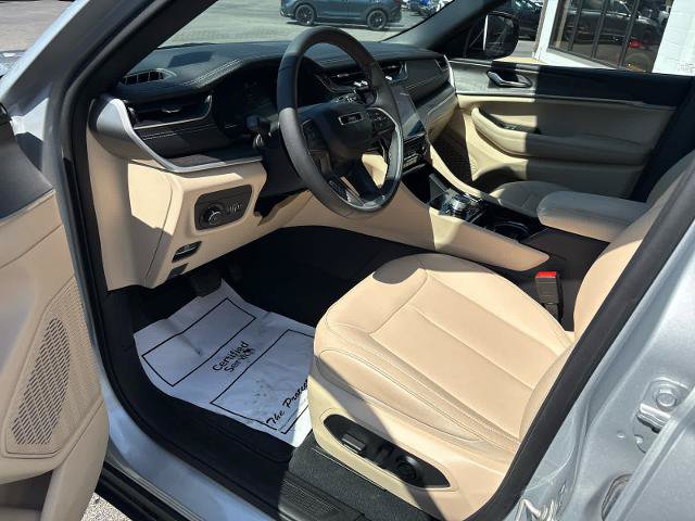 Used 2023 Jeep Grand Cherokee Limited AWD/4WD image 12