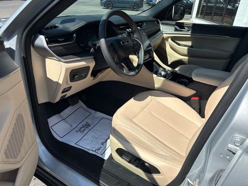 Used 2023 Jeep Grand Cherokee Limited AWD/4WD image 12