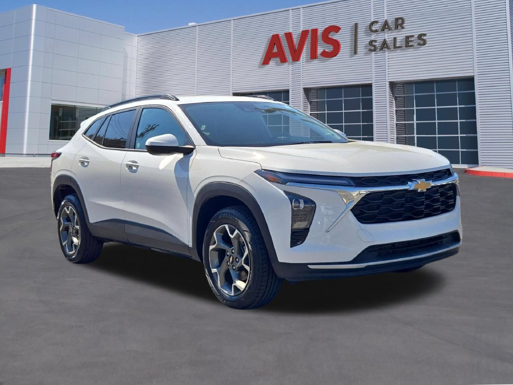 Used 2025 Chevrolet Trax LT w/ LT Convenience Package FWD image 3