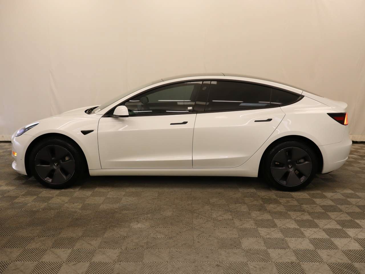 Used 2023 Tesla Model 3 Standard Range RWD image 2