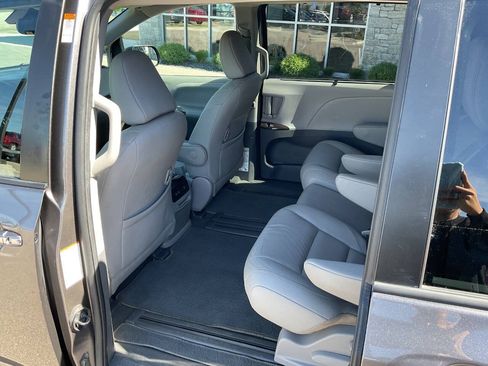 Used 2020 Toyota Sienna XLE Premium w/ Carpet Mat Package FWD image 32