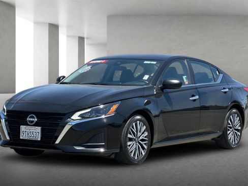 Used 2025 Nissan Altima 2.5 SV FWD image 8