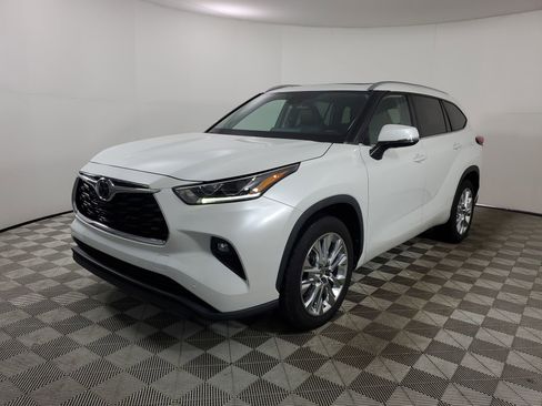 Used 2023 Toyota Highlander Limited FWD image 4