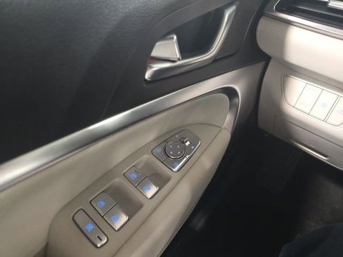 Used 2025 Genesis G70 2.5T image 16