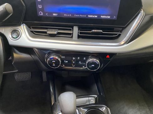 Used 2025 Chevrolet Trax LT w/ LT Convenience Package FWD image 39