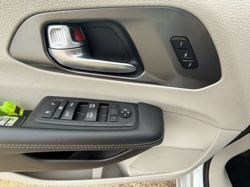 Certified 2024 Chrysler Pacifica Touring-L image 29