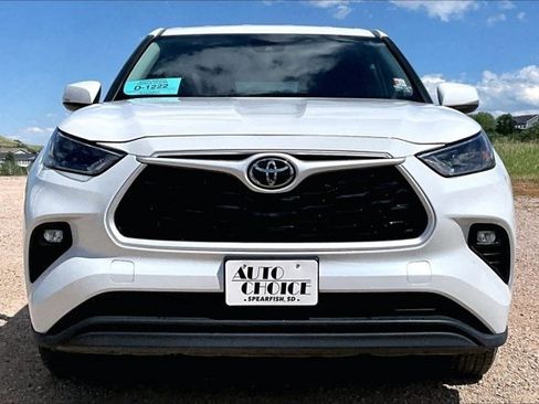 Used 2024 Toyota Highlander LE AWD/4WD image 2