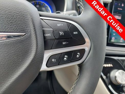 Used 2022 Chrysler Pacifica Touring-L image 28