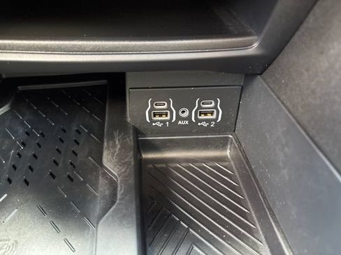 Used 2025 Chrysler Pacifica Limited AWD/4WD image 25