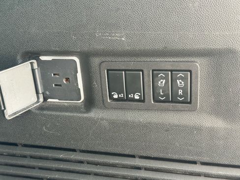 Used 2023 Chevrolet Suburban Premier RWD image 23