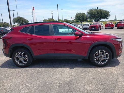 Used 2025 Chevrolet Trax LT w/ LT Convenience Package FWD image 5