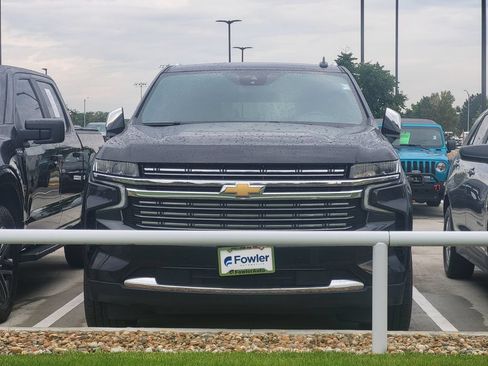 Used 2023 Chevrolet Suburban Premier AWD/4WD image 2