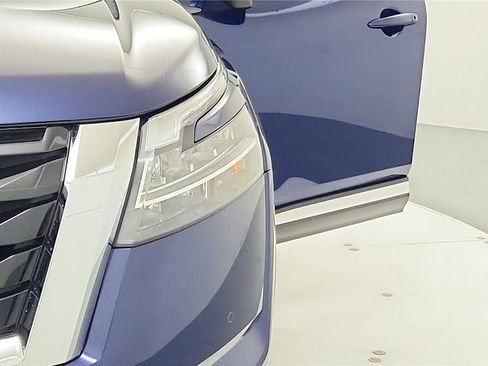 Used 2024 Nissan Pathfinder Platinum w/ Cargo Package FWD image 29