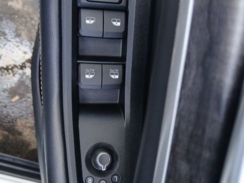 Used 2023 Jeep Grand Cherokee L Limited w/ Black Appearance Package image 29