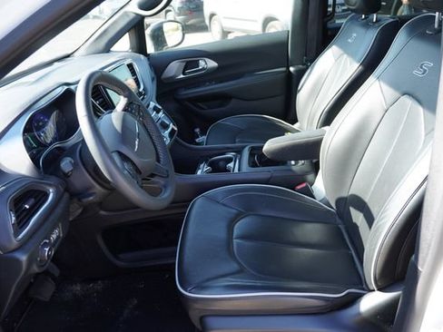 Used 2026 Chrysler Pacifica Limited w/ S Appearance Package FWD image 4