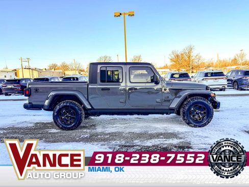 Used 2021 Jeep Gladiator Sport image 8