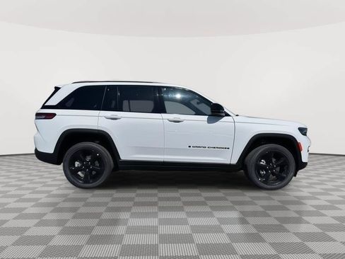 New 2025 Jeep Grand Cherokee Altitude w/ Trailer Tow Package AWD/4WD image 6