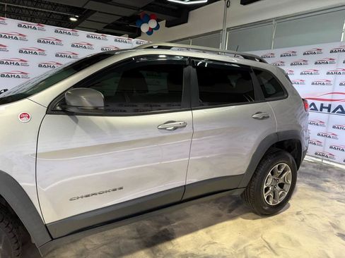 Used 2020 Jeep Cherokee Trailhawk AWD/4WD image 7