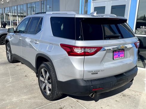 Used 2018 Chevrolet Traverse LT image 2