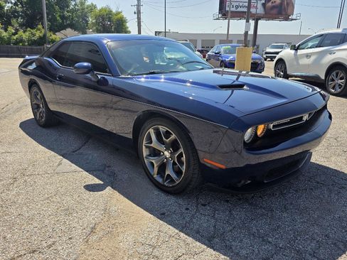 Used 2015 Dodge Challenger SXT RWD image 3