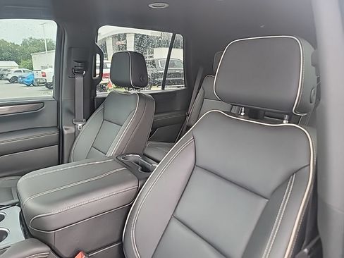 Used 2025 GMC Yukon Elevation AWD/4WD image 16