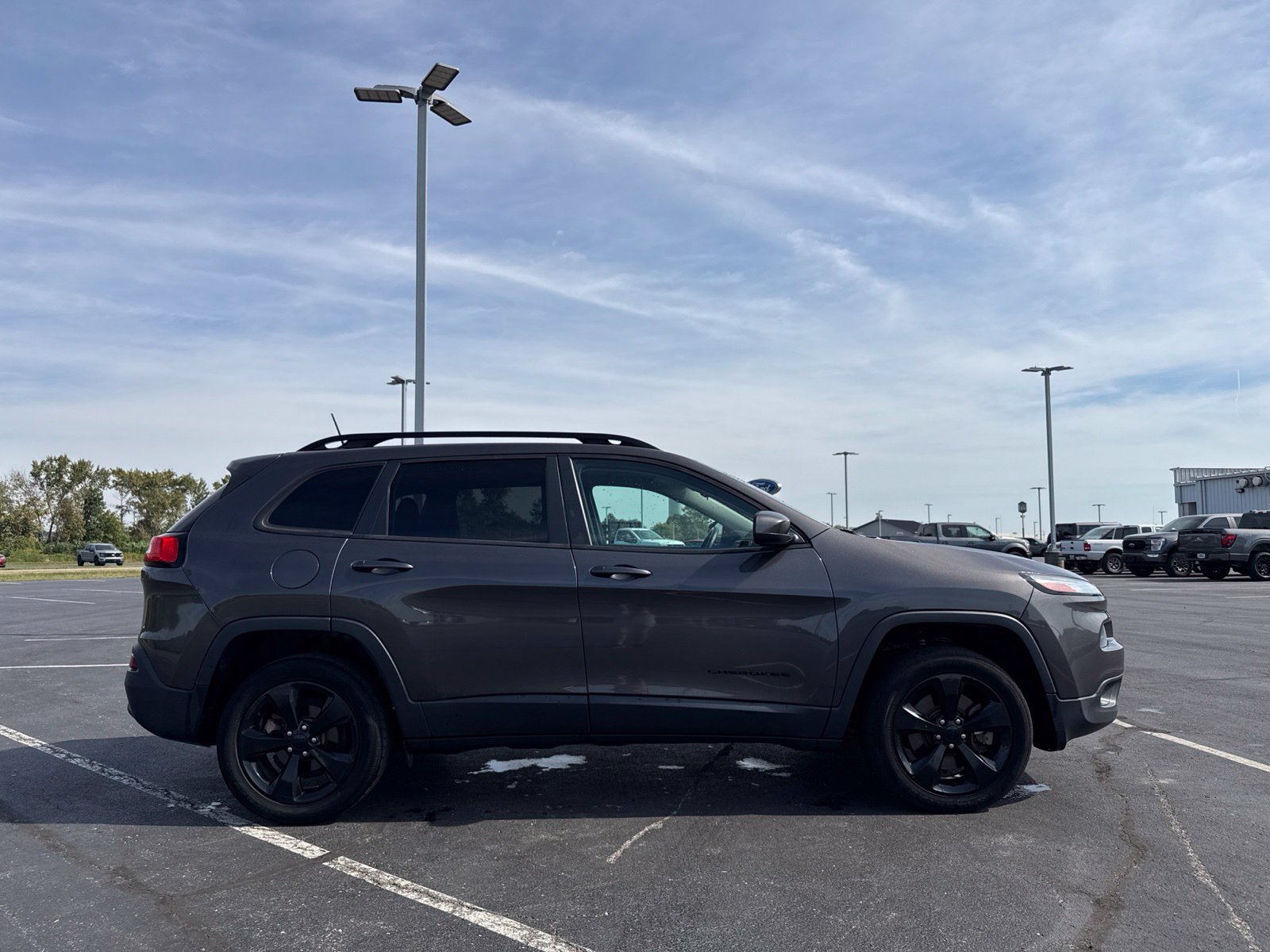 Used 2018 Jeep Cherokee Latitude w/ Altitude Package FWD image 12